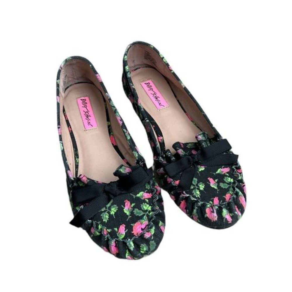 Betsey Johnson Woman's MEEG Black Fabric Rose Floral Flats‎ Sz 7.5M